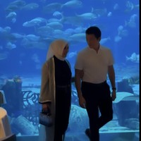 Syahrini dan Reino juga menjajal under water dinner. Dimana keduanya makan malam romantis sambil disuguhkan pemandangan bawah laut dari akuarium raksasa. Foto: Instagram/@princessyahrini