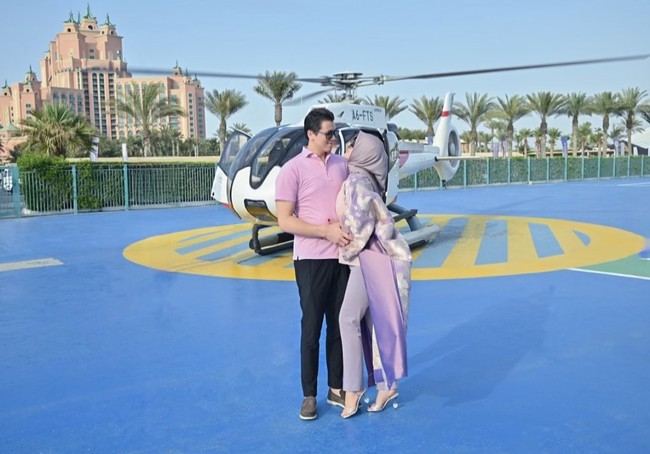 Tak kalah mewah, ketika di Dubai pasangan suami istri itu juga menyempatkan untuk naik helikopter dan menikmati keindahan Dubai dari atas. Tak lupa keduanya kembali memamerkan foto mesra dengan latar belakang helikopter yang dinaikinya. Foto: Instagram/@princessyahrini