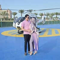 Tak kalah mewah, ketika di Dubai pasangan suami istri itu juga menyempatkan untuk naik helikopter dan menikmati keindahan Dubai dari atas. Tak lupa keduanya kembali memamerkan foto mesra dengan latar belakang helikopter yang dinaikinya. Foto: Instagram/@princessyahrini