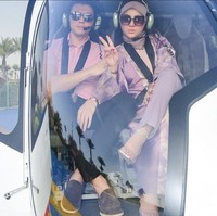 Potret saat Syahrini dan Reino berada di dalam helikopter. Kompak mengenakan baju senada, keduanya terlihat begitu menikmati liburan mereka. Foto: Instagram/@princessyahrini