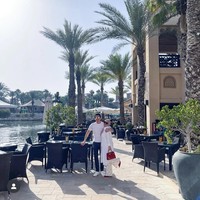 Kerap memamerkan gaya hidup mewahnya, kali ini Syahrini kembali mencuri atensi kala terlihat berlibur ke Dubai bersama sang suami, Reino Barack. Selama di Dubai Syahrini bersama suaminya tampak mengunjungi berbagai tempat wisata di sana. Foto: Instagram/@princessyahrini