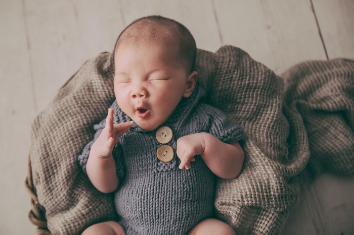 Tahapan Perkembangan Bayi Baru Lahir dari Minggu ke Minggu, Bunda Perlu Tahu