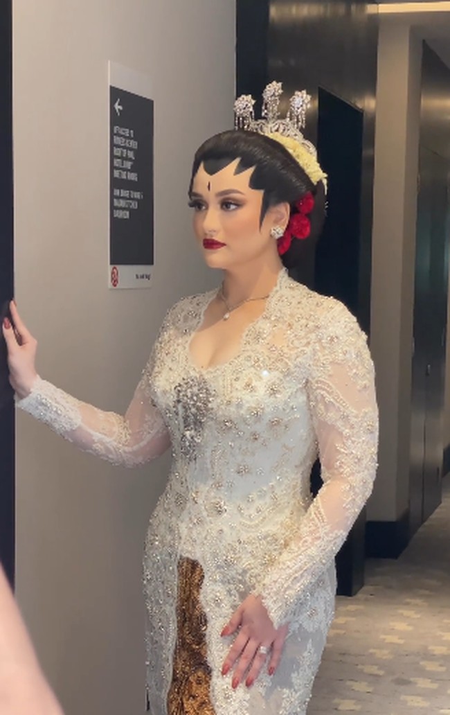 Inilah potret Tengku Najwa dengan kebaya putih untuk momen akad nikah. Tengku Najwa dinikahi pria bernama Dofa Alkatiri. Foto: dok. Instagram/@bennusorumba