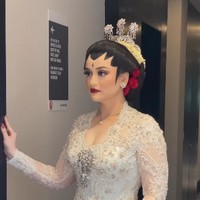 Inilah potret Tengku Najwa dengan kebaya putih untuk momen akad nikah. Tengku Najwa dinikahi pria bernama Dofa Alkatiri. Foto: dok. Instagram/@bennusorumba