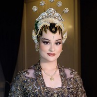 Kemudian Tengku Najwa berganti baju dengan kebaya coklat bernuansa emas mewah untuk acara resepsi. Gaya untuk resepsi kental dengan nuansa adat Jogja. Hiasan paes dibuat lebih mewah dibanding akad nikah dengan taburan glitter emas. Foto: dok. Instagram/@bennusorumba