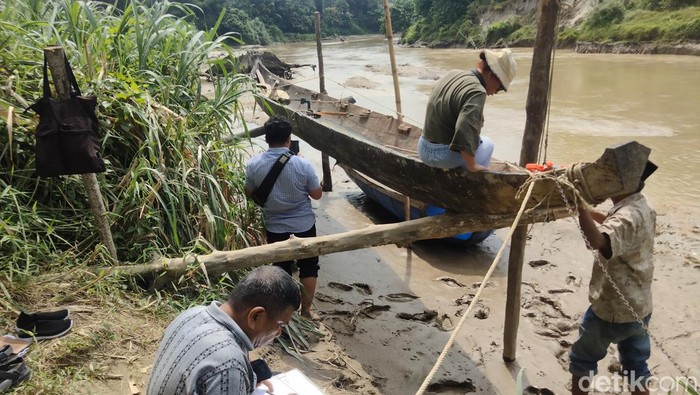 Tim arkeologi saat melakukan penelitian pada objek perahu diduga kuno usai ditemukan warga di dasar Sungai Silau, Asahan.