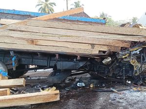 2 Truk Adu Banteng di Jalinsum Banyuasin, 1 Tewas