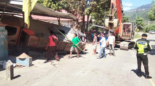 Kondisi dum truk yang tertahan di rumah warga usai menabrak tembok pagar yang tewaskan dua orang. (Istimewa)