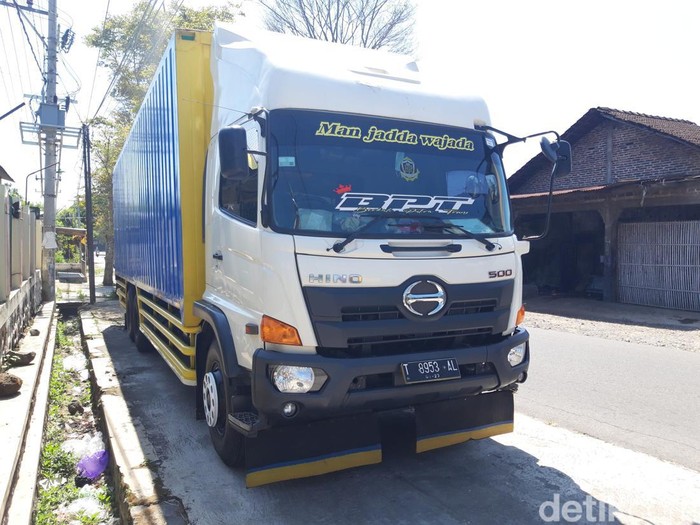 Truk tronton yang menyerempet korban diamankan di Mako Satlantas Polres Boyolali, Kamis (25/5/2023).