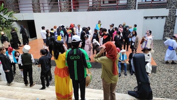UAS mata kuliah Psikologi Komunikasi mahasiswa DKV FSRD ITB angkatan 2021 dengan cosplay dan parade.