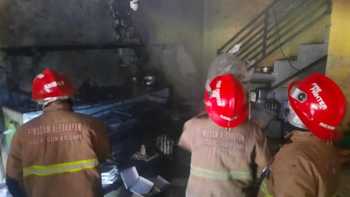 Upaya pemadaman toko kue di Kota Sukabumi