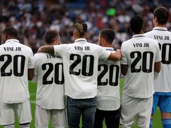 Seluruh pemain Real Madrid memakai jersey nomor 20 milik Vinicius sebelum kick-off. (Foto: REUTERS/VIOLETA SANTOS MOURA)
