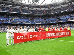 Real Madrid dan Rayo Vallecano membentangkan spanduk menolak rasisme jelang pertandingan. (Foto: AFP via Getty Images/JAVIER SORIANO)
