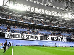 Fans Real Madrid membentangkan spanduk bertuliskan Kami Semua Vinicius. Cukup! di salah satu tribun Santiago Bernabeu. (Foto: AFP via Getty Images/JAVIER SORIANO)