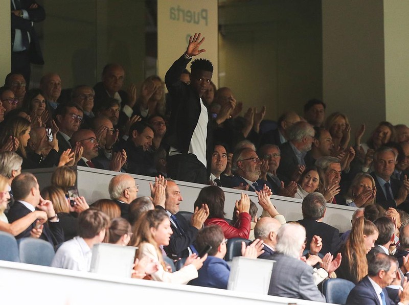 MADRID, SPAIN - MAY 24: Spectators applaud Vinicius Junior of Real Madrid in the stands during the LaLiga Santander match between Real Madrid CF and Rayo Vallecano at Estadio Santiago Bernabeu on May 24, 2023 in Madrid, Spain. (Photo by Florencia Tan Jun/Getty Images)