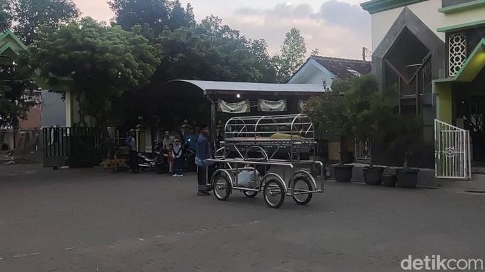 Warga di Sleman menyiapkan pemakaman untuk Kuwat Santosa, salah satu korban pembunuhan Mbah Slamet dukun Banjarnegara. Foto diunggah Kamis (25/5/2023).