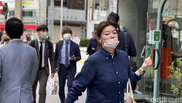 Warga Jepang terbiasa berjalan kaki ketika berpergian.