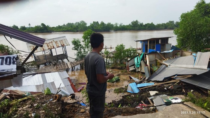 Warga sekitar saat melihat kondisi rumah yang ambruk diterjang longsor