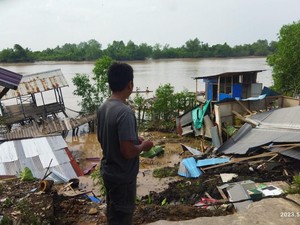 9 Rumah di Tanjabbar Jambi Ambruk Diterjang Tanah Longsor