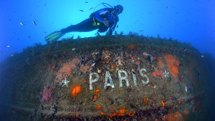 Wujud Kapal Angkatan Laut Prancis yang Tenggelam Saat Perang Dunia I ANTALYA, TURKIYE - MAY 22: A diver views the French navy ship