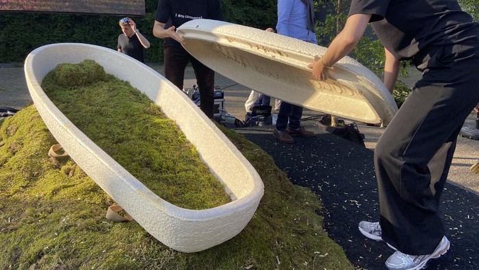 Director Lonneke Westhoff, right, and founder Bob Hendrikx, left, of Dutch startup Loop Biotech display one of the cocoon-like coffins, grown from local mushrooms and up-cycled hemp fibres, designed to dissolve into the environment amid growing demand for more sustainable burial practices, in Delft, Netherlands, Monday, May 22, 2023. A Dutch intrepid inventor is now “growing” coffins by putting mycelium, the root structure of mushrooms, together with hemp fiber in a special mold that, in a week, turns into what could basically be compared to the looks of an unpainted Egyptian sarcophagus. (AP Photo/Aleksandar Furtula)