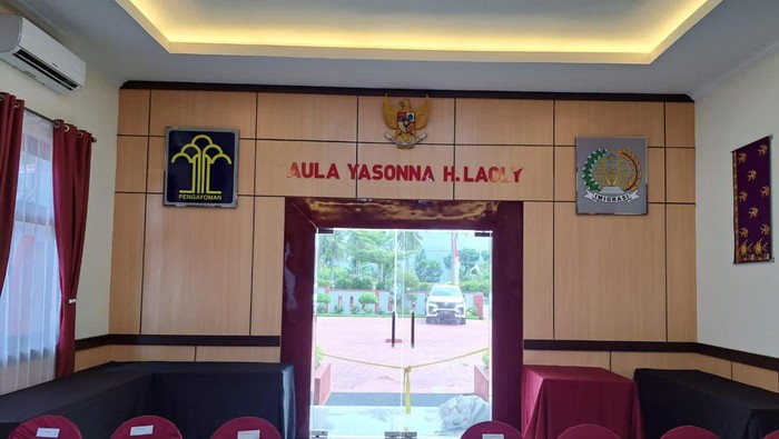 Yasonna H Laoly Jadi Nama Aula Imigrasi Banggai Kantor Imigrasi Kelas II Non TPI Banggai mengabadikan nama Menteri Hukum dan HAM (Menkumham) Yasonna H. Laoly sebagai nama aula. Aula tersebut telah diresmikan.