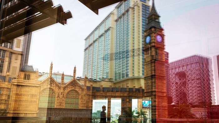 A replica of the Big Ben at the Londoner Macao casino resort, operated by Sands China Ltd., a unit of Las Vegas Sands Corp., reflected in a window in Macau, China, on Thursday, May 25, 2023. The Londoner Macao officially opens today. Photographer: Eduardo Leal/Bloomberg via Getty Images