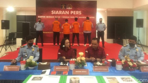 4 WNA chef eksklusif dinner di Jaksel ditangkap Imigrasi. (Muhammad Fariz At Thariqi/detikcom)