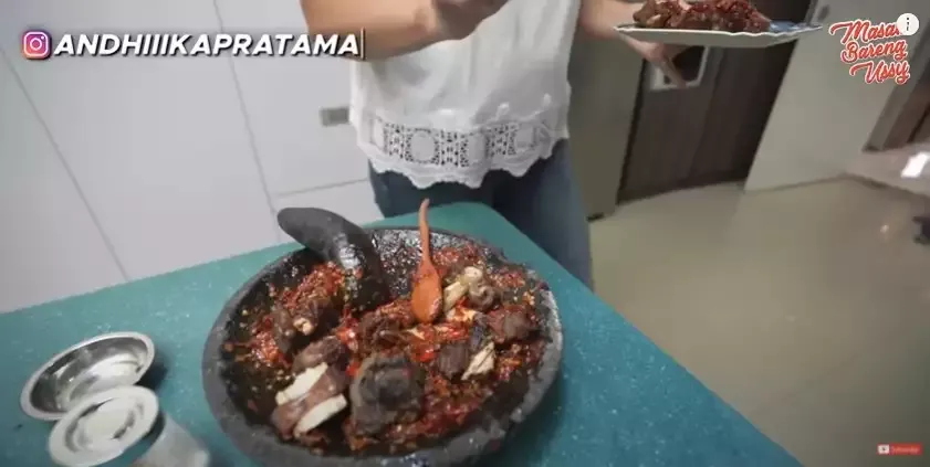 5 Seleb yang Hobi Makan dan Bikin Sambal Sendiri, Prilly hingga Ussy