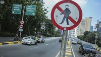 Padahal jalan tersebut telah memiliki plang larangan untuk pengendara motor maupun truk untuk melintas.