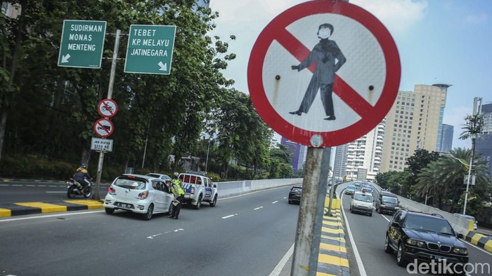 Aksi Polisi Tilang Pemotor Nakal di JLNT Casablanka