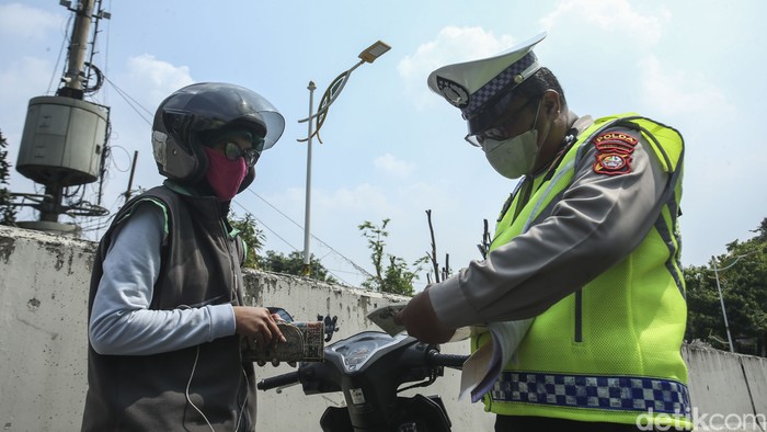 Aksi Polisi Tilang Pemotor Nakal di JLNT Casablanka