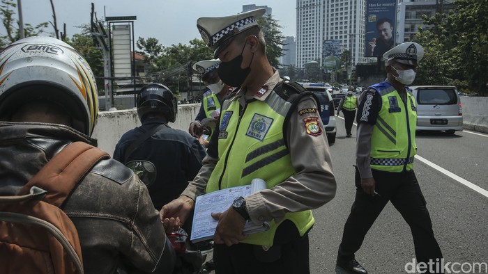 Aksi Polisi Tilang Pemotor Nakal di JLNT Casablanka