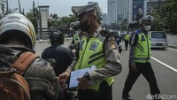 Sejumlah petugas pun mengambil langkah tegas dengan memberikan surat tilang. Petugas memberikan sanksi tilang ditempat agar pemotor jera dan tidak melintasi JLNT kembali.