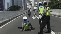 Petugas di lapangan pun harus menghentikan pemotor secara hati-hati, sebab jalan yang menurun membuat kecepatan semakin tinggi.
