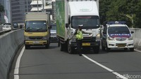 Beberapa pengendara justru mengakali plat nomor dengan stiker maupun tidak memakai plat kendaraannya. Nantinya pengendara akan melakukan sidang untuk membayar denda akibat perilakunya tersebut.