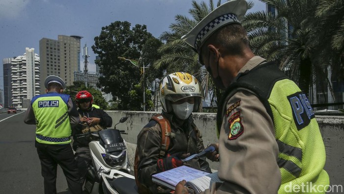 Aksi Polisi Tilang Pemotor Nakal di JLNT Casablanka