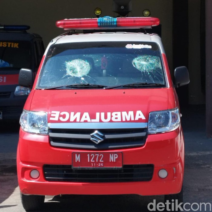 ambulans di Sampang dirusak