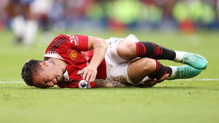 MANCHESTER, ENGLAND - MAY 25: Antony of Manchester United reacts as they appear to be injured during the Premier League match between Manchester United and Chelsea FC at Old Trafford on May 25, 2023 in Manchester, England. (Photo by Naomi Baker/Getty Images)