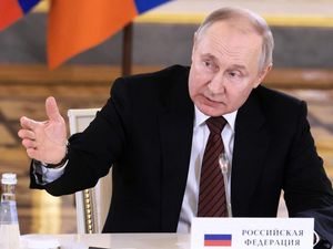 Aturan Baru dari Putin, Dilarang Operasi Ganti Kelamin