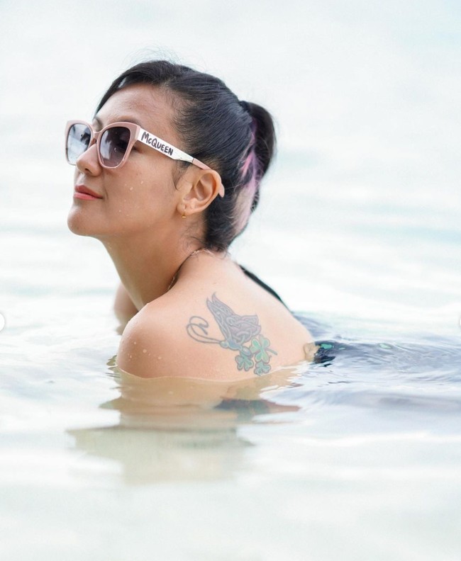 Sharena Delon memiliki tato di bagian samping punggungnya yang bergambar kupu-kupu. Tato tersebut membuat penampilannya jadi semakin terlihat seksi. Foto: Intagram