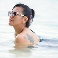 Sharena Delon memiliki tato di bagian samping punggungnya yang bergambar kupu-kupu. Tato tersebut membuat penampilannya jadi semakin terlihat seksi. Foto: Intagram