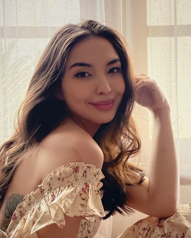 Artis cantik Manohara juga memiliki tato di bagian samping punggungnya. Mengenakan dress backless, sebagian tatonya yang bergambar bunga itu terlihat. Foto: Intagram