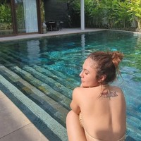 Memiliki darah blasteran, Wulan Guritno punya tato di belakang punggungnya yang menggambarkan bendera asalnya. Terlihat tato tersebut bergambar bendera Inggris dan Indonesia. Foto: Intagram