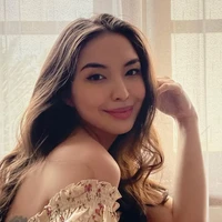 Artis cantik Manohara juga memiliki tato di bagian samping punggungnya. Mengenakan dress backless, sebagian tatonya yang bergambar bunga itu terlihat. Foto: Intagram