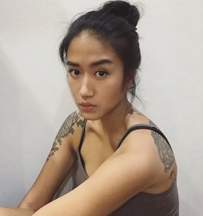 Chef cantik yang satu ini wajahnya sudah tak asing lagi di layar kaca. Punya penampilan agak tomboy, chef Renatta diketahui mengoleksi beberapa tato. Ada yang terletak di salah satu lengan hingga belakang punggungnya. Foto: Intagram