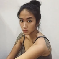 Chef cantik yang satu ini wajahnya sudah tak asing lagi di layar kaca. Punya penampilan agak tomboy, chef Renatta diketahui mengoleksi beberapa tato. Ada yang terletak di salah satu lengan hingga belakang punggungnya. Foto: Intagram