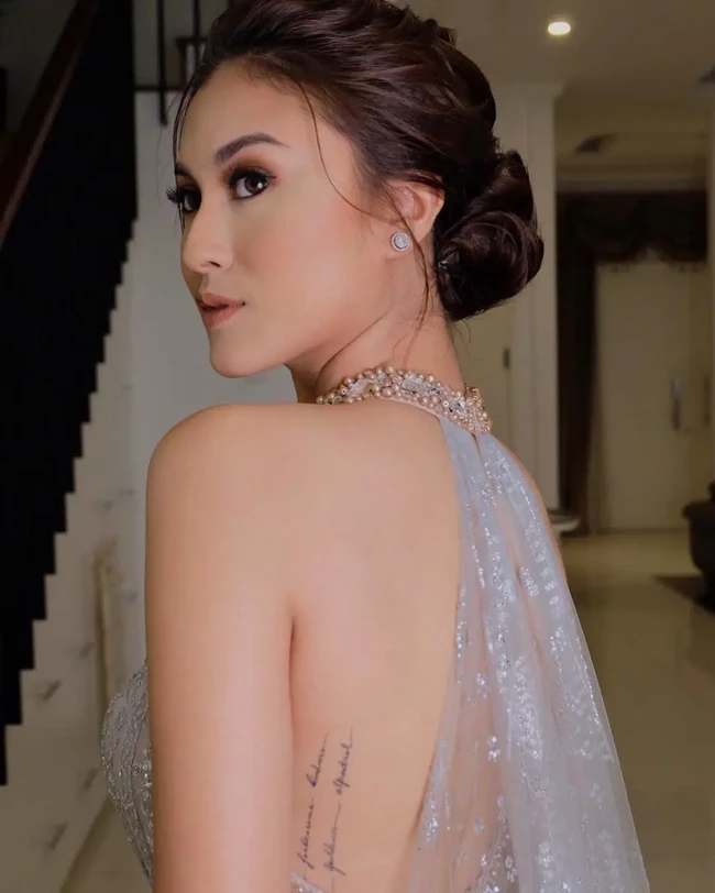 Punya tato bergambar tulisan di samping tubuhnya membuat penampilan Marcella Daryanani jadi terlihat semakin seksi dan menawan. Tato berupa tulisan itu tampak terdiri dari 2 baris. Foto: Intagram