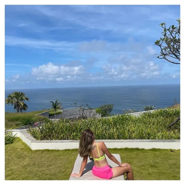 Tak banyak yang tahu bahwa Nia Ramadhani memiliki tato di bagian punggungnya. Ketika difoto dari belakang saat mengenakan pakaian terbuka, tato bergambar hati dengan sayap itu terlihat cukup jelas. Foto: Intagram