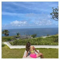 Tak banyak yang tahu bahwa Nia Ramadhani memiliki tato di bagian punggungnya. Ketika difoto dari belakang saat mengenakan pakaian terbuka, tato bergambar hati dengan sayap itu terlihat cukup jelas. Foto: Intagram